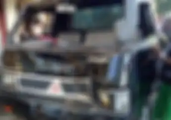 Ngeri! Gagal Nyalip, Pemotor Tabrak Mobil Pikap yang Melaju dari Lawan Arah