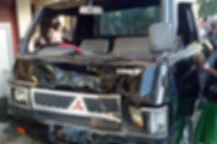 Sebuah mobil pikap adu banteng dengan motor