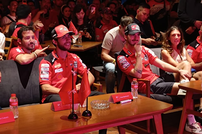 Dua pembalap Ducati Lenovo Team, Enea Bastianini (kiri) dan Francesco Bagnaia saat jumpa fans di Jakarta (10/10). 