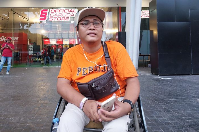 Suporter Persija Jakarta, Syaiful saat berbagi cerita kepada awak media jelang pertandingan Persija vs PSM di Stadion Utama Gelora Bung Karno (SUGBK), Senayan, Jakarta, Senin (3/7/2023).