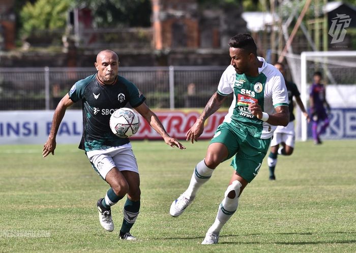 Striker PSS Sleman, Wander Luiz (kiri) saat laga melawan Tira Persikabo