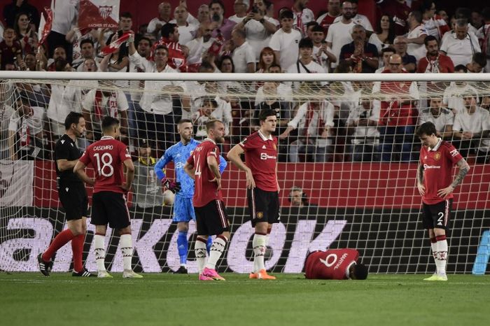 Ekspresi para pemain Manchester United setelah dibobol Sevilla dalam laga leg kedua perempat final Liga Europa di Stadion Ramon Sanchez Pizjuan, Kamis (20/4/2023).