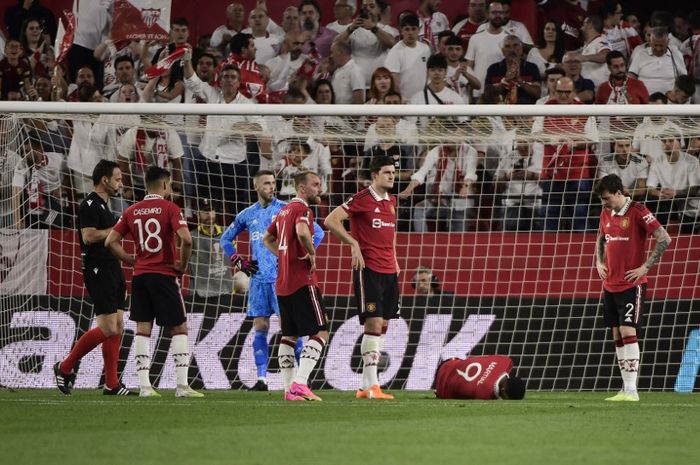 Ekspresi para pemain Manchester United setelah dibobol Sevilla dalam laga leg kedua perempat final Liga Europa di Stadion Ramon Sanchez Pizjuan, Kamis (20/4/2023).