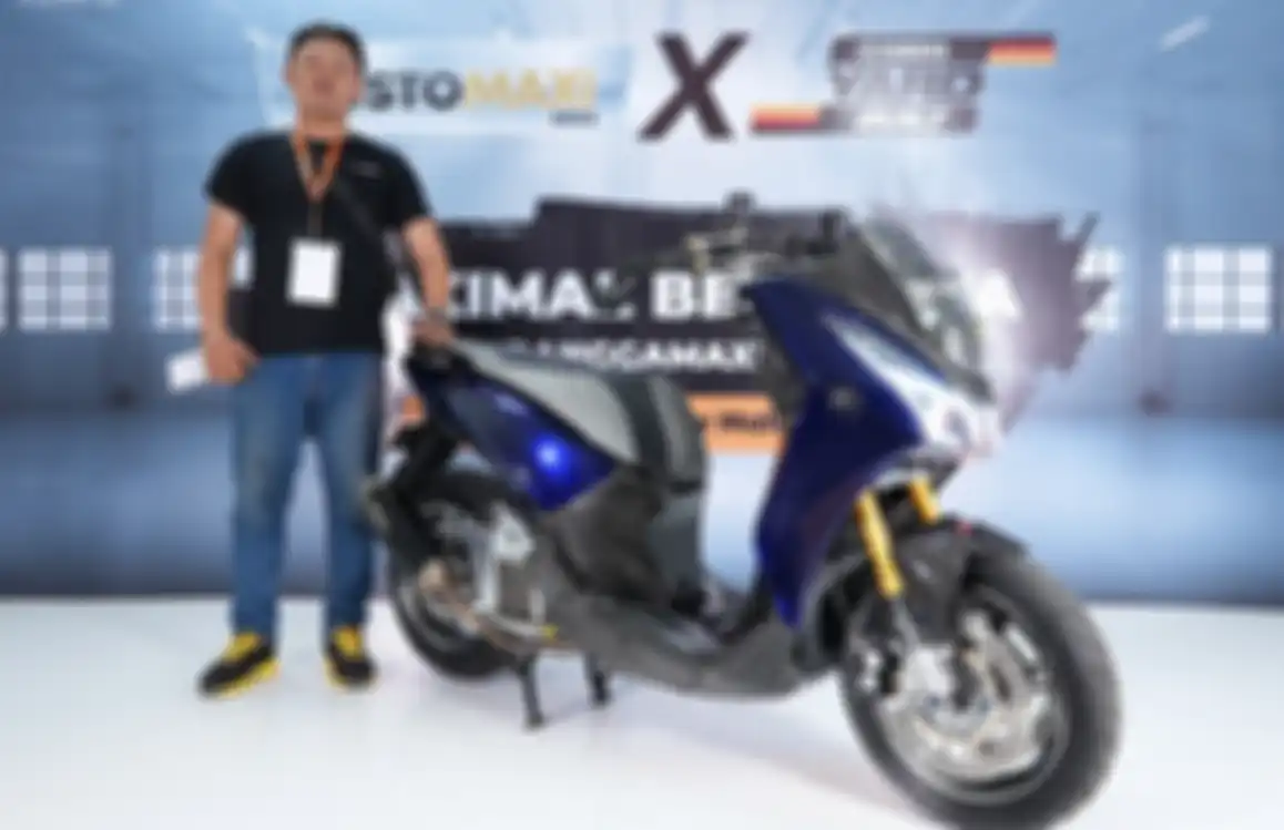 I Made Theo Putra bersama Yamaha Lexi miliknya