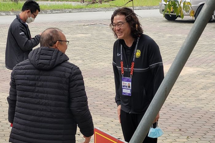 Eks pelatih timnas Malaysia, Kim Pan-gon, sedang berbincang dengan eks pelatih Vietnam, Park Hang-seo.