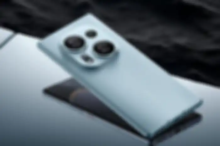 Tampilan belakang Tecno Phantom X2 Series 