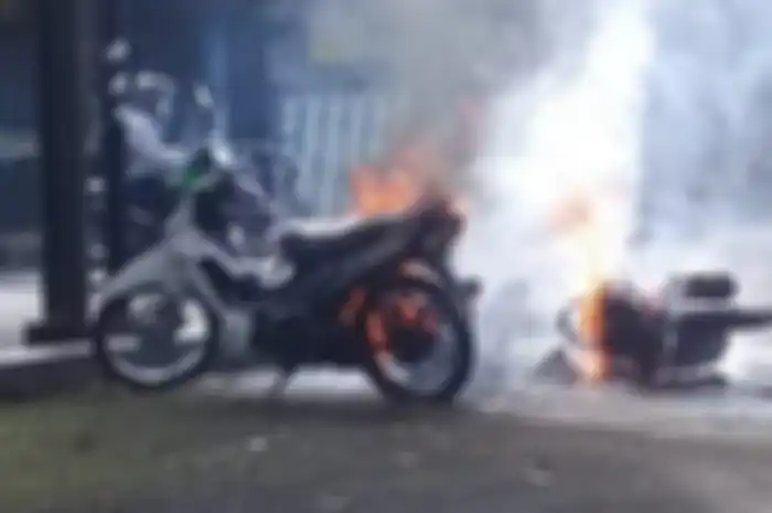 Bikin geger, karena enggak terima ditilang, seorang pria membakar motornya sendiri di depan Pos Polisi.
