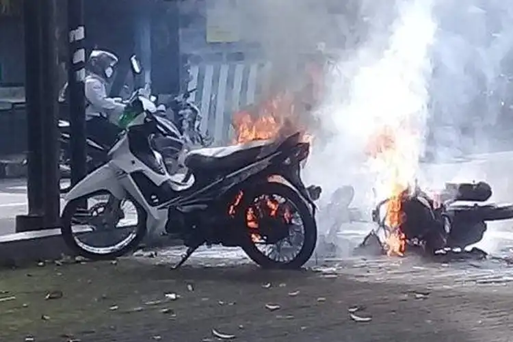 Bikin Geger, Gak Terima Ditilang Seorang Pria Bakar Motornya di Depan Pos Polisi