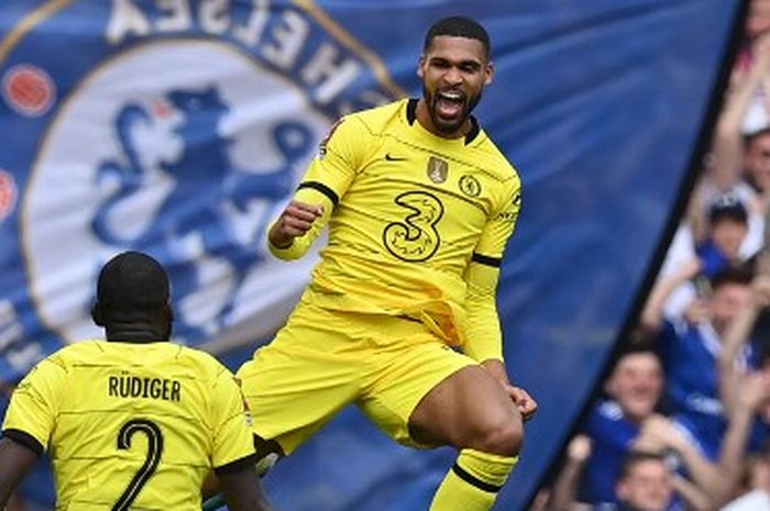 Ruben Loftus-Cheek (kanan) merayakan golnya untuk Chelsea ke gawang Crystal Palace dalam duel semifinal Piala FA di Wembley, London (17/4/2022). Loftus-Cheek setuju gabung AC Milan sebagai target warisan Paolo Maldini.