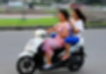 Masih Banyak Main HP saat Bermotor, Tertangkap ETLE Dendanya Bikin Tekor Dompet