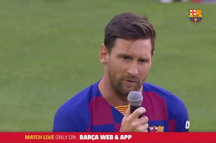 Megabintang Barcelona, Lionel Messi, berpidato sebelum dimulainya laga Joan Gamper Trophy melawan Arsenal di Stadion Camp Nou, 4 Agustus 2019.