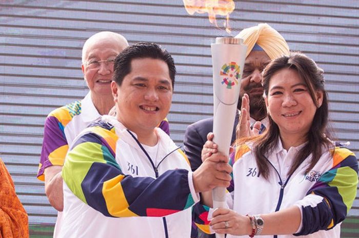 Erick Tohir dan Susy Susanti saat menerima obor berisi api abadi Asian Games 1951 