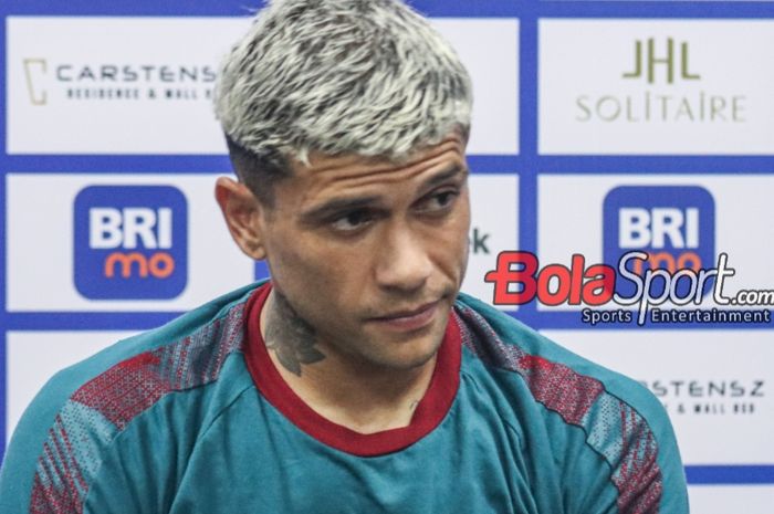 Pemain Persib Bandung, Ciro Alves, saat hadir dalam sesi jumpa pers di Stadion Indomilk Arena, Tangerang, Banten, Minggu (26/11/2023).