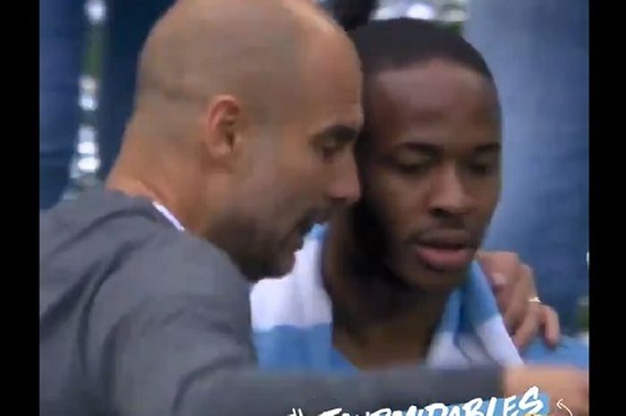 Pelatih Manchester City, Pep Guardiola (kiri), berbicara dengan Raheem Sterling seusai laga final Piala FA melawan Watford di Stadion Wembley, Sabtu (18/5/2019).