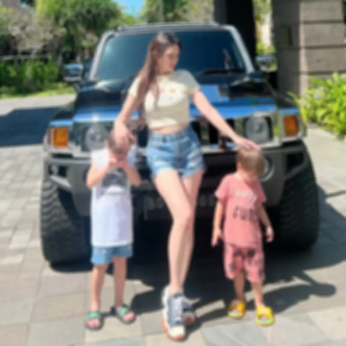 Celine Evangelista bersama dua buah hatinya