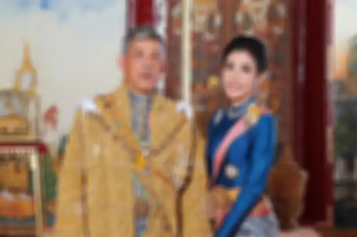  Raja Thailand Maha Vajiralongkorn bersama istrinya
