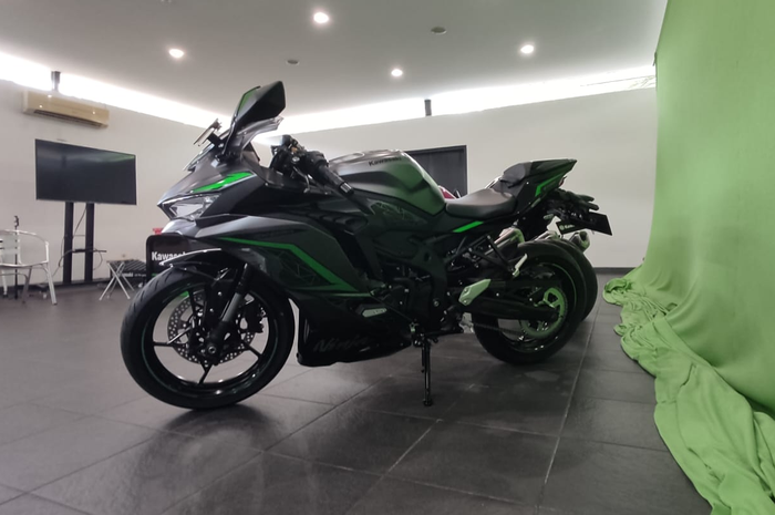Harga Kawasaki Ninja ZX-25R hanya berbeda Rp 2 jutaan dari versi lawasnya
