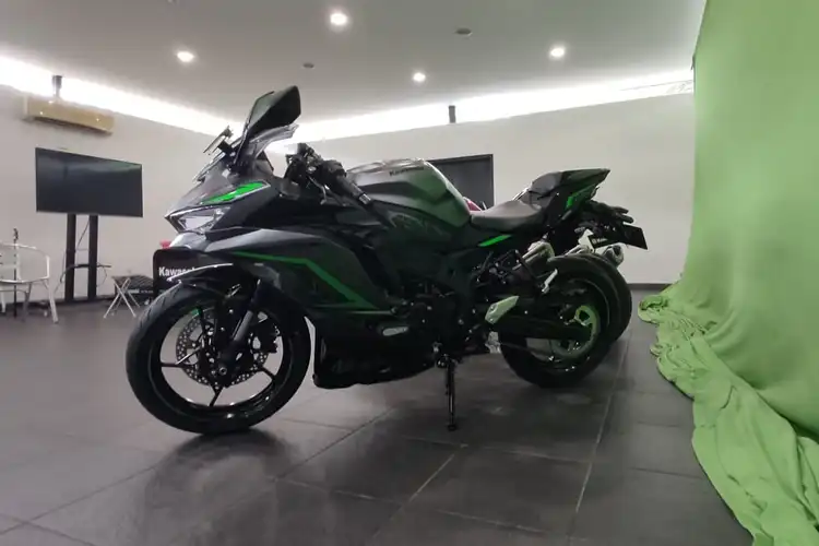 Motor Baru Kawasaki Ninja ZX-25R Ada Fitur Rideology, Harganya Beda Rp3 Juta dari Versi Lawas