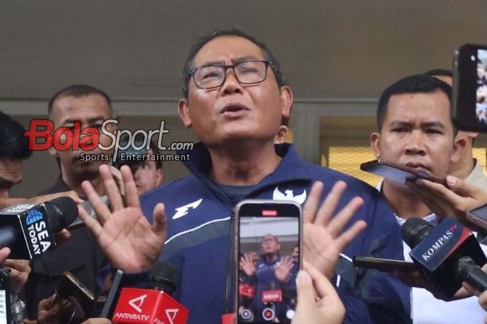 Manajer Timnas Indonesia, Sumardji, sedang memberikan keterangan kepada awak media di Stadion Madya, Senayan, Jakarta, Sabtu (22/3/2025).
