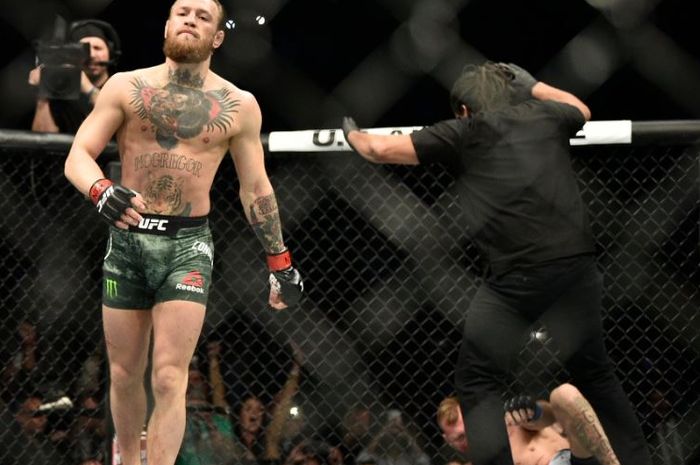 Aksi Conor McGregor saat melawan Donald Cerrone pada UFC 246, Minggu (19/1/2020)