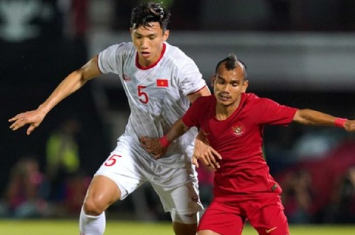 Bek kiri Timnas U-22 Vietnam Doan Van Hau (kiri) masuk rumah sakit lagi untuk penyembuhan cedera.