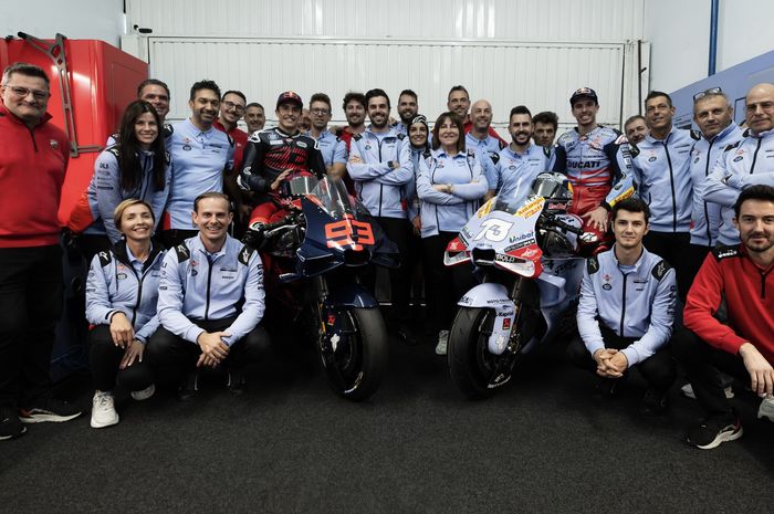 Potret tim Gresini bersama dua pembalap mereka yaitu Marc Marquez dan Alex Marquez setelah tes pasca-musim MotoGP di Sirkuit Ricardo Tormo, Cheste, Spanyol, 28 November 2023.