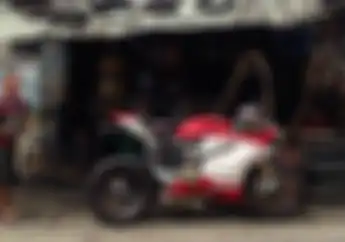 Mantap Jiwa! Ducati Panigale Asal Depok Nggak Gengsi Isi Angin Di Pinggir Jalan 