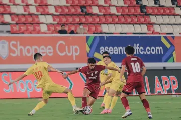 Duel pemain PSM Makassar dan Thanh Hoa pada laga terakhir Grup A ASEAN Club Championship 2024/2025.