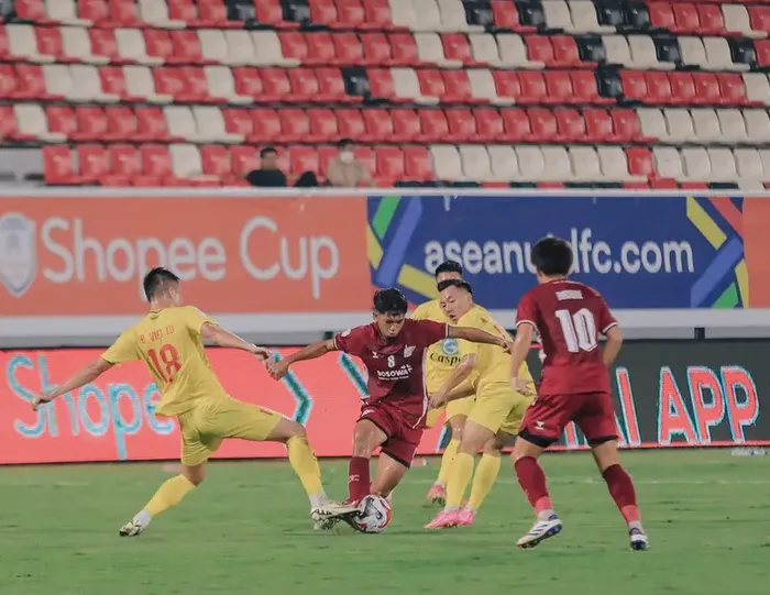 Duel pemain PSM Makassar dan Thanh Hoa pada laga terakhir Grup A ASEAN Club Championship 2024/2025.
