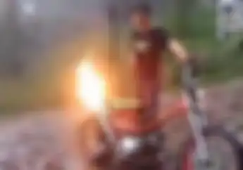 Video: Motornya Keluar Api Setelah Diblayer-blayer, Yang Punya Nyantai Cuy..