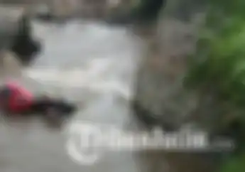 Akibat Tidak Kuasai Medan, Pengendara Ninja 250 Jumping ke Sungai Kresek