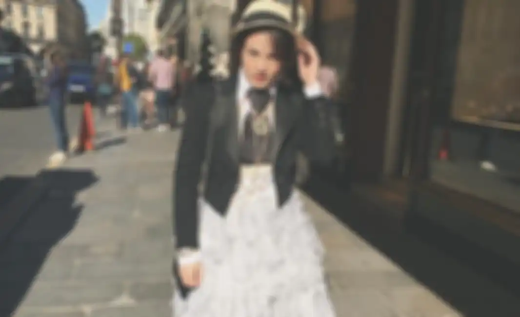 Chelsea Islan tampil modis mengenakan  fedora hat