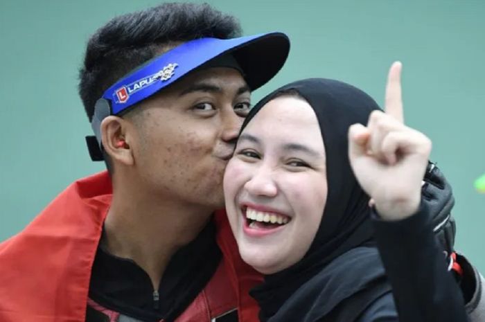 Pasangan kekasih atlet tembak Indonesia, Fathur Gustafian dan Dewi Laila Mubarokah usai meraih medali emas pada SEA Games 2021.