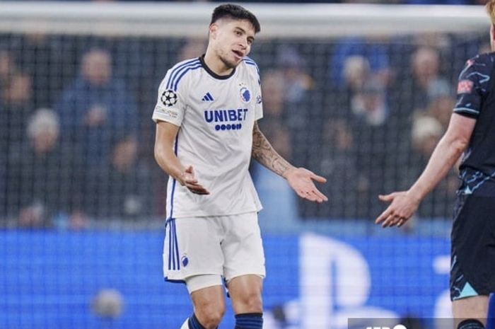 Bek keturunan Indonesia, Kevin Diks (kiri), saat berduel dengan Kevin De Bruyne dalam partai FC Copenhagen vs Manchester City di Liga Champions.