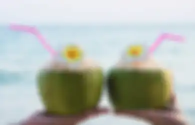 Tak Ada Salahnya Coba Minum Air Kelapa Hijau! Khasiatnya Mampu Cegah Radang Tenggorokan
