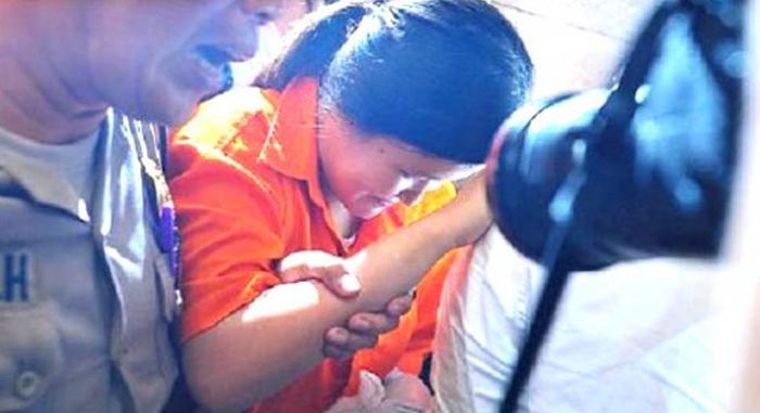 Jessica Kumala Wongso, tersangka dalam kasus pembunuhan Wayan Mirna Salihin, memasuki ruang tahanan setelah menjalani pemeriksaan di Direktorat Reserse Kriminal Umum Polda Metro Jaya, Jakarta, Senin (1/2). Jessica menjalani pemeriksaan selama sekitar 7 jam. Kabar terendus, Jessica Wongso menutup dir