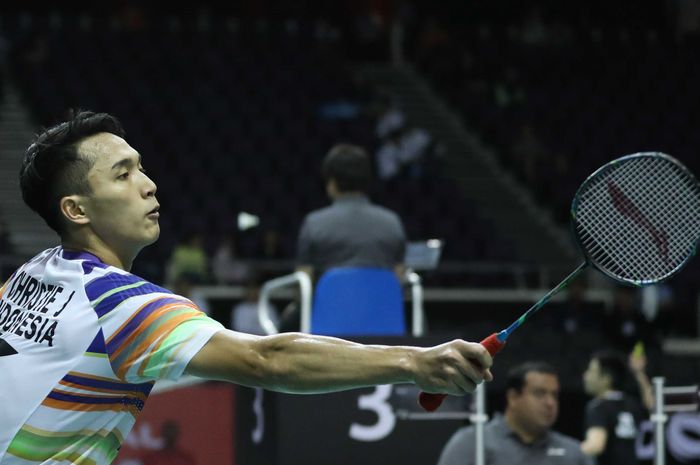 Jonatan Christie (Indonesia) saat melawan Lee Zii Jia (Malaysia) pada babak kedua Singapore Open 2019 di Singapore Indoor Stadium, Kamis (11/4/2019).