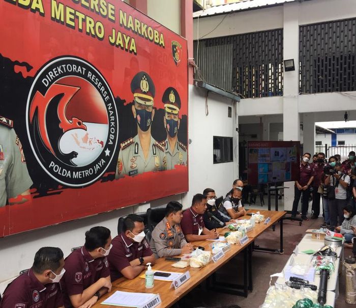 Rilis kasus dugaan penyalahgunaan narkoba Jeff Smith di Polda Metro Jaya, Kamis (9/12/2021).