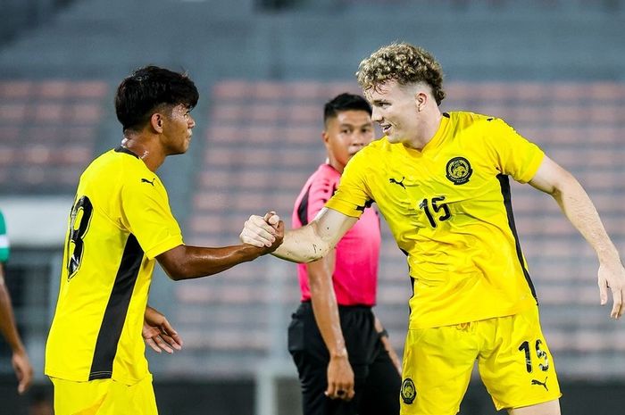 Bomber keturunan Skotlandia milik Timnas U-23 Malaysia, Fergus Tierney (kanan), kembali menunjukkan kualitasnya dalam laga uji coba.