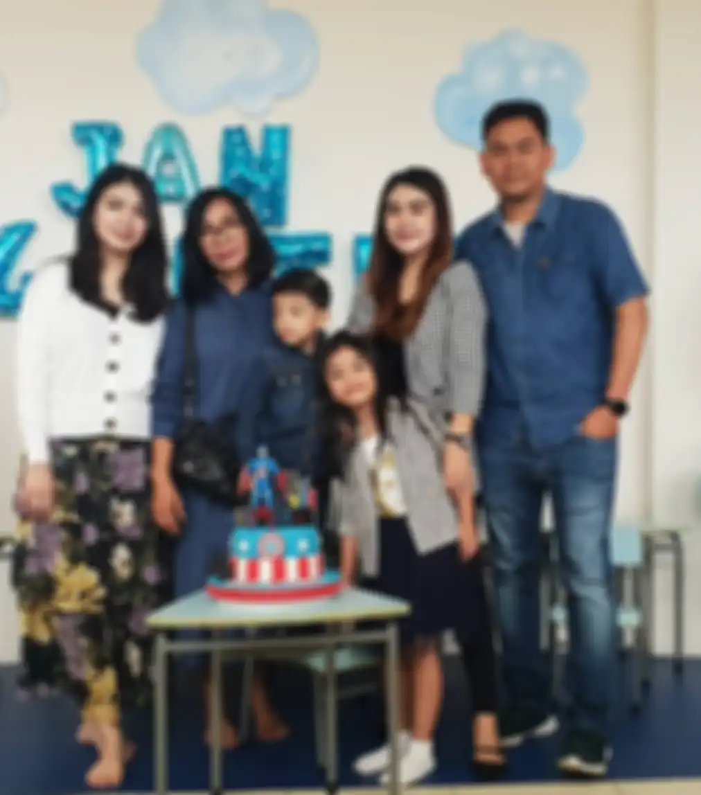Tampilan Selvi Ananda di acara ulang tahun Jan Ethes
