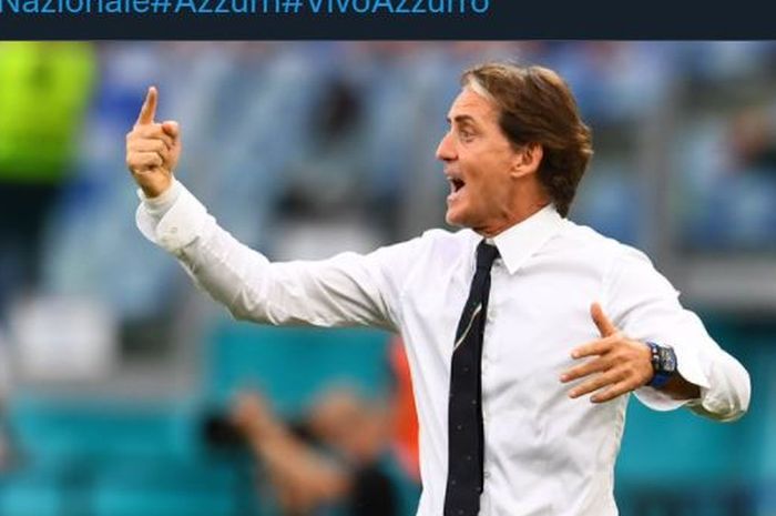 Pelatih timnas Italia, Roberto Mancini, memberikan instruksi.