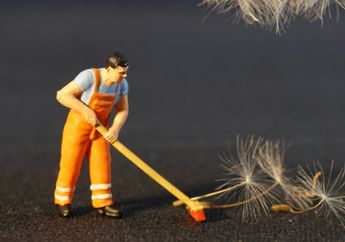 'Gak Ada Akhlak', Viral Video Seorang Wanita Paksa Petugas Kebersihan Pria Bersihkan Bagian Bawah Sepatunya, Netizen Tandai Wajahnya hingga Buru Akun Instagramnya