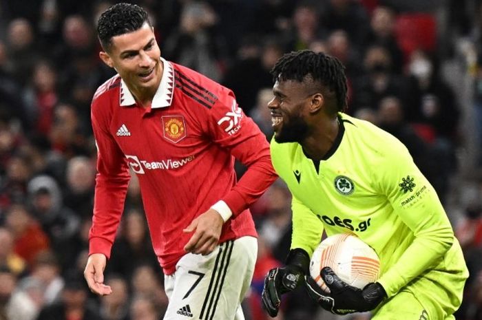 kiper 'sakti' Omonia Nicosia, Francis Uzoho, dalam laga kontra Manchester United di Liga Europa 2022-2023.