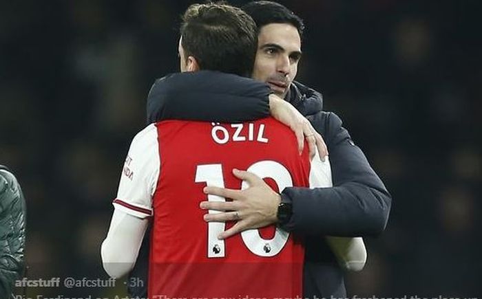 Mikel Arteta memeluk Mesut Oezil dalam pertandingan Arsenal vs Manchester United di Stadion Emirates, London, 1 Januari 2020.