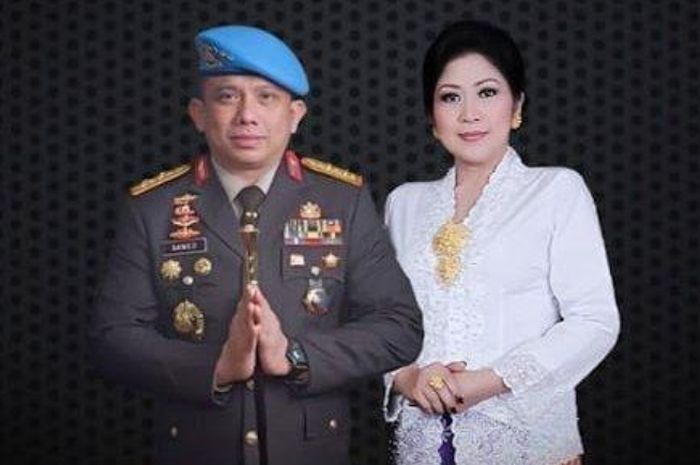 Istri Irjen Ferdy Sambo muncul ke publik untuk pertama kalinya.
