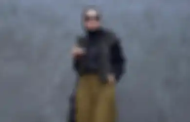 5 Gaya OOTD Hijab Pakai Atasan Hitam yang Modis ala Selebgram!