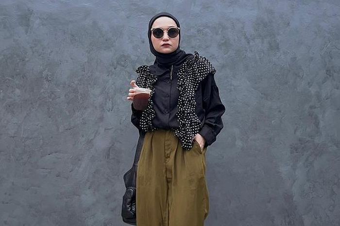 OOTD hijab pakai atasan hitam ala selebgram
