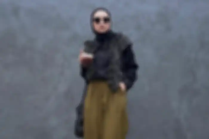 OOTD hijab pakai atasan hitam ala selebgram