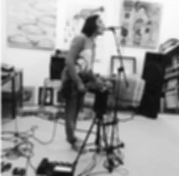 Aksi bermain gitar Ismael Dully 