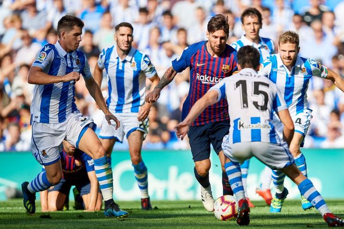 Penyerang Barcelona, Lionel Messi, beraksi kontra Real Sociedad pada LaLiga musim 2018-2019.